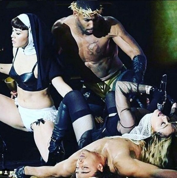Для спасения своего гастрольного тура Мадонна прибегла к помощи обкуренных полуголых монашек
