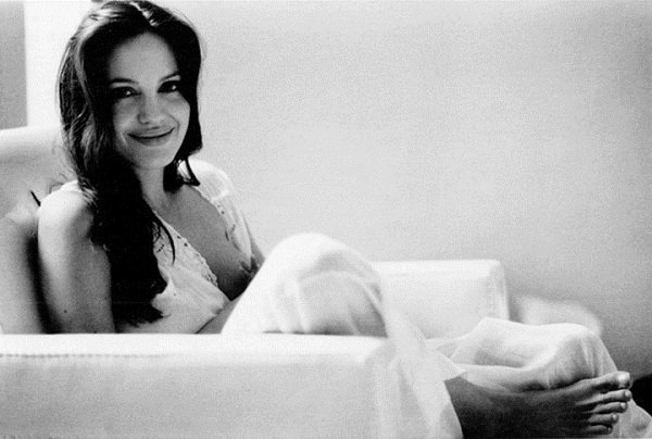 Фотографии обнаженной Анджелины Джоли, сделанные Бредом Питом, вновь приобрели актуальность