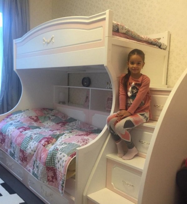 Ксения Бородина присматривает двухярусную детскую кровать