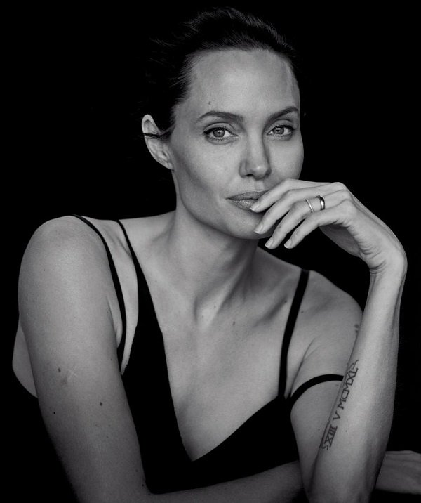 Чрезмерная худоба Анджелины Джоли не помешала ей сделать красивую фотосессию в нижнем белье