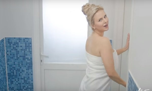 В новое видео Анна Семенович вставила кадры из бани и душевой