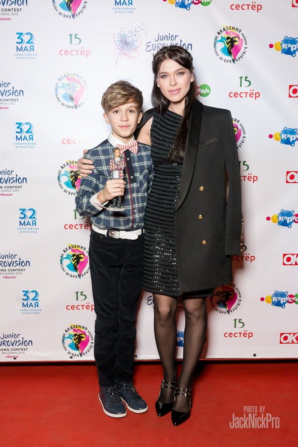 На проводы участника детского Евровидения Мария Кожевникова пришла в платье с огромным декольте, а Дакота с голой спиной