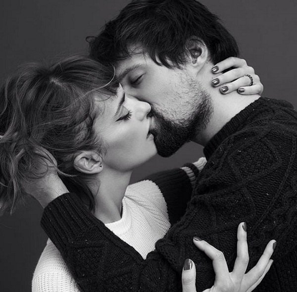 Данила Козловский и Ольга Зуева изобразили любовь, слившись в страстном поцелуе