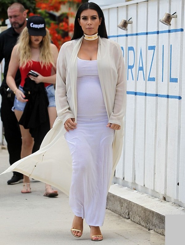 Самые яркие выходы беременной Ким Кардашьян: 19 августа 2015 в Сен-Бартелеми в белом платье