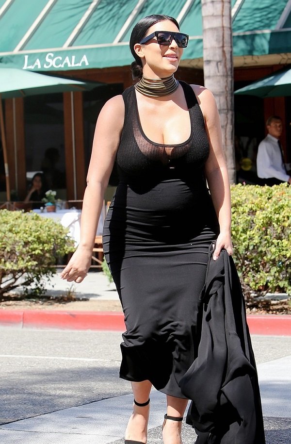 Самые яркие выходы беременной Ким Кардашьян: 24 августа 2015 в Калифорнии. И опять ошейник.