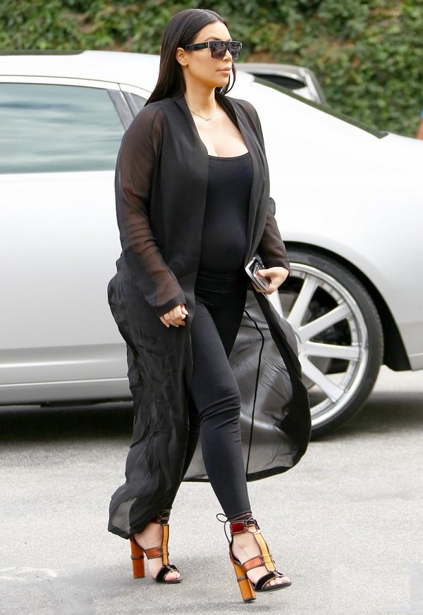 Самые яркие выходы беременной Ким Кардашьян: 25 августа 2015 в Studio City с мамой