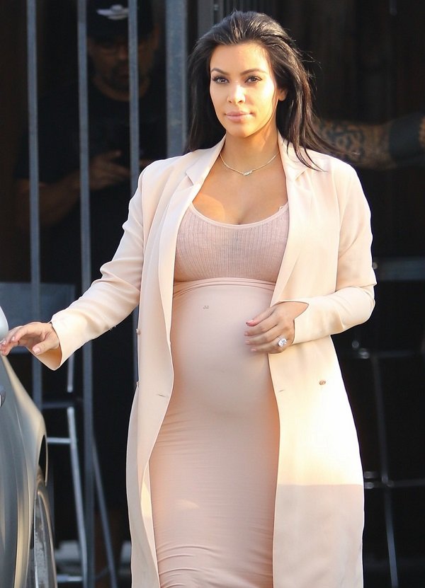 Самые яркие выходы беременной Ким Кардашьян: 4 сентября 2015 в Ван-Найс около машины