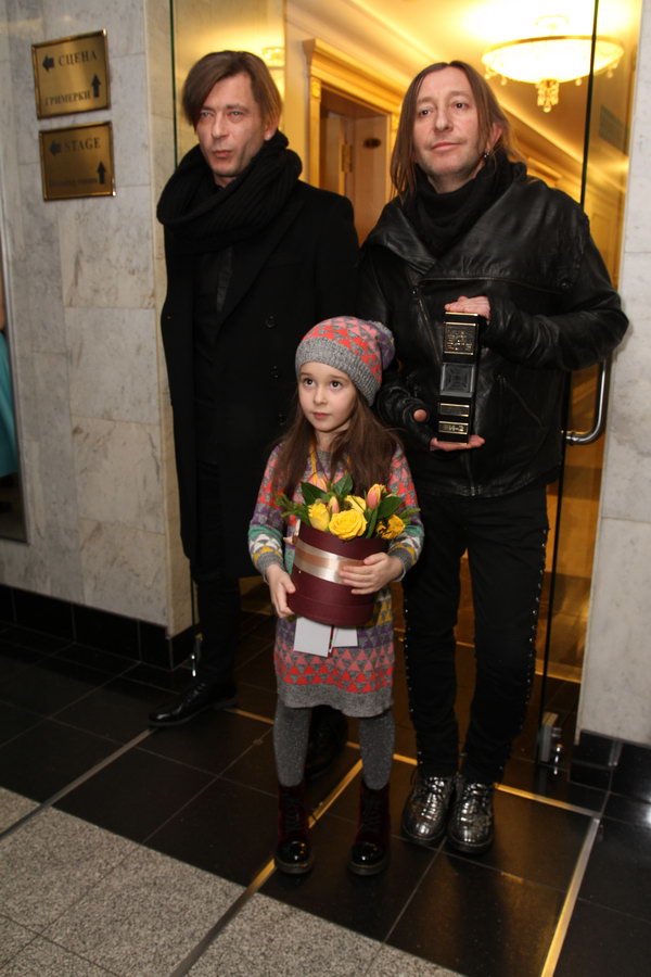 На вручение музыкальной премии Анна Шульгина пришла в костюме цыпленка, Наргиз Закирова с полуобнаженной грудью, а Слава в платье с роскошным разрезом