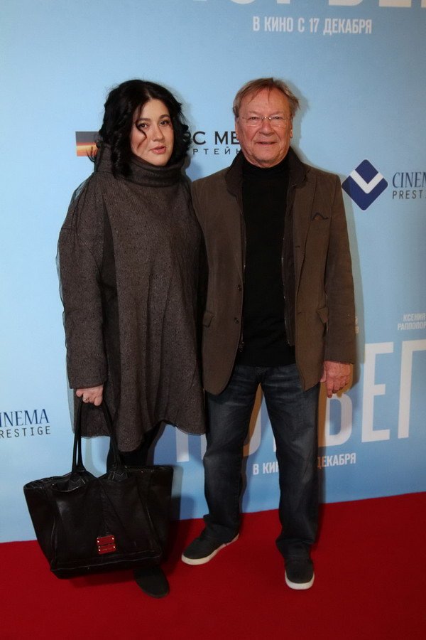 Константин Хабенский пришел на премьеру с женой, а Евгений Миронов с мамой