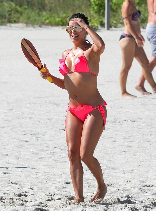 На пляже в Майми Ева Лонгория продемонстрировала папарацци фигуру в бикини и новую татуировку