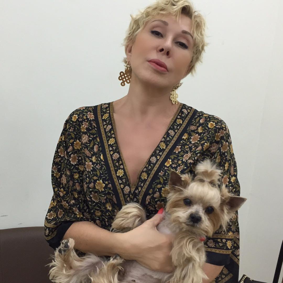 Любовь Успенская выложила странное видео из постели со своей собачкой