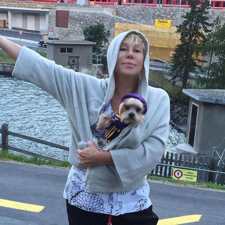 Любовь Успенская выложила странное видео из постели со своей собачкой