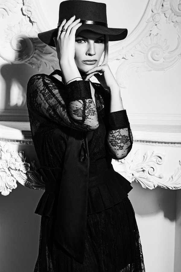 Российская модель Анна Елизарова украсила обложку журнала L'OFFICIEL