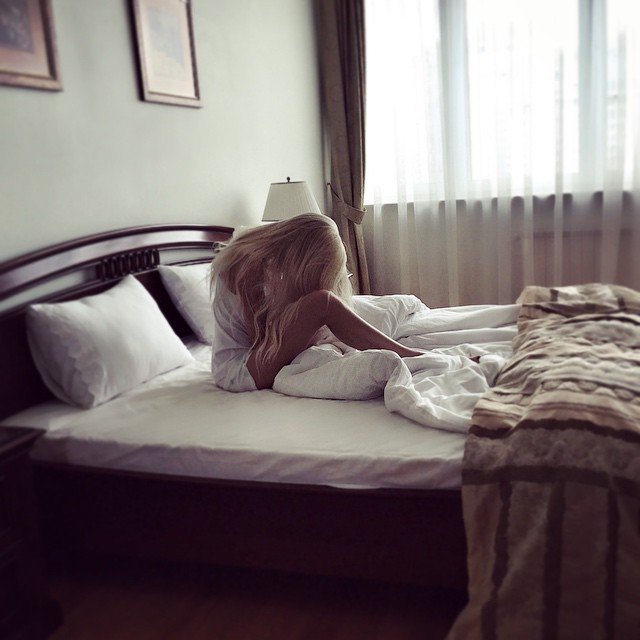Алена Шишкова показала, чем занимается в кроватке
