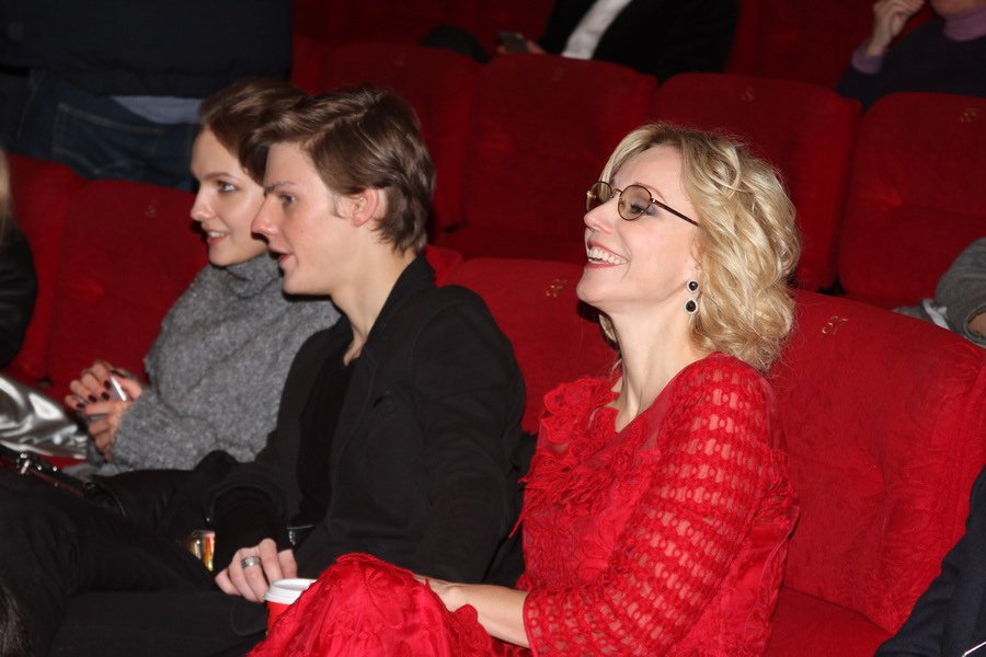 На премьеру комедии «Про любовь» Мария Шалаева,  Рената Литвинова, Александра Бортич и многие другие предпочли одеться в черное