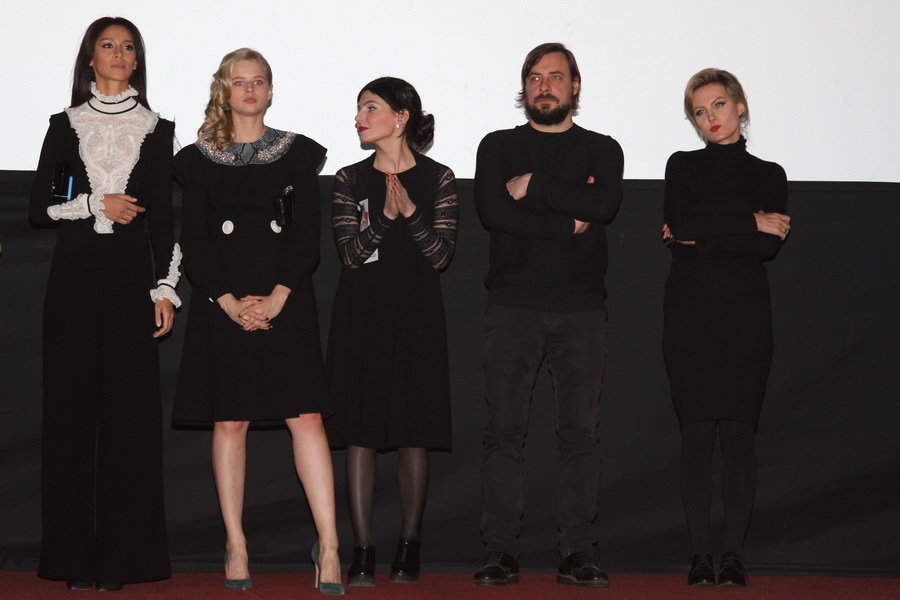 На премьеру комедии «Про любовь» Мария Шалаева,  Рената Литвинова, Александра Бортич и многие другие предпочли одеться в черное