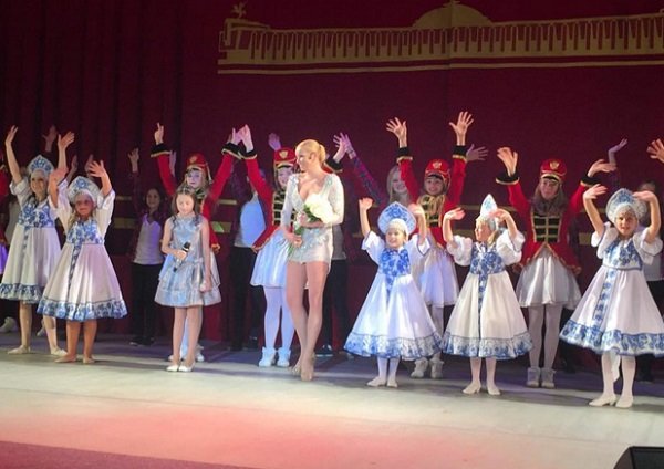 Анастасия Волочкова в своем коротком платье с огромным декольте произвела впечатление на детей