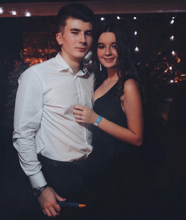 Саша Стриженова отметила 15-летие с бойфрендом в платье с декольте
