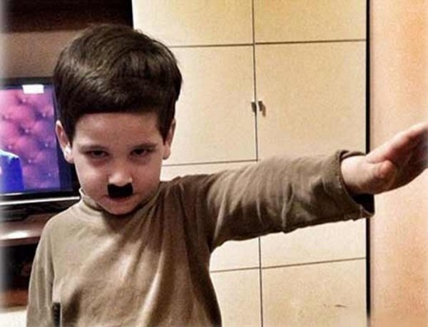Бывшие участники шоу Дом 2 Салибековы спровоцировали скандал, разместив фото сына в образе Гитлера