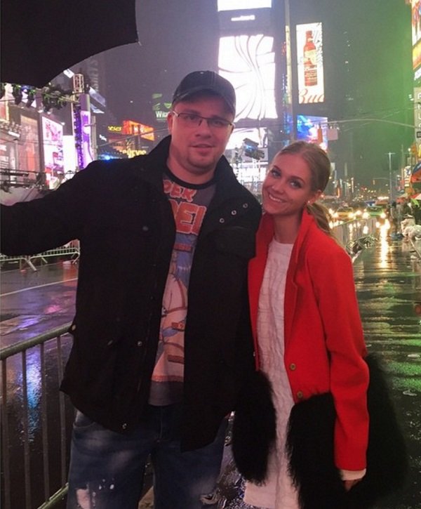 Кристина Асмус и Гарик Харламов встретили Новый год под дождем