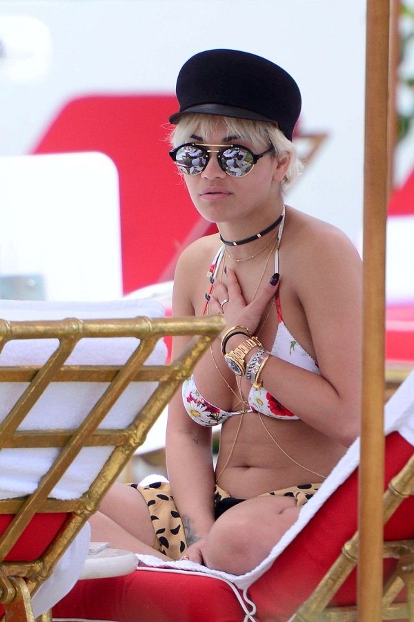 Рита Ора в смешном бикини попала в объективы папарацци в Майами