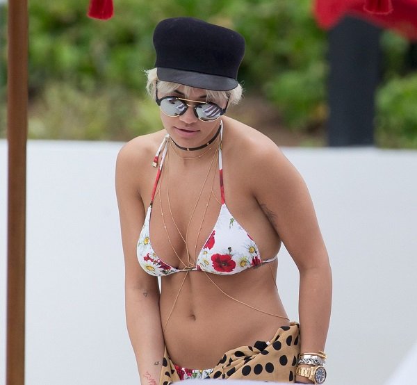 Рита Ора в смешном бикини попала в объективы папарацци в Майами