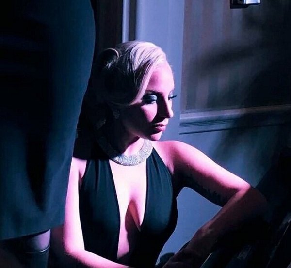 Обнаженные Леди Гага и Тейлор Кинни появились на обложке глянцевого журнала