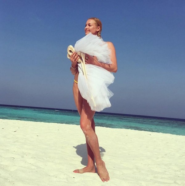 Анастасия Волочкова рассказала почему ходит по пляжу полуголой