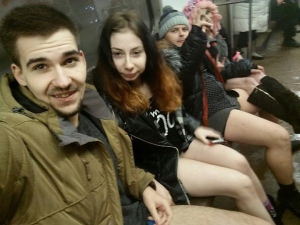 Во время флешмоба «В метро без штанов» парочка в московской подземке занялась сексом