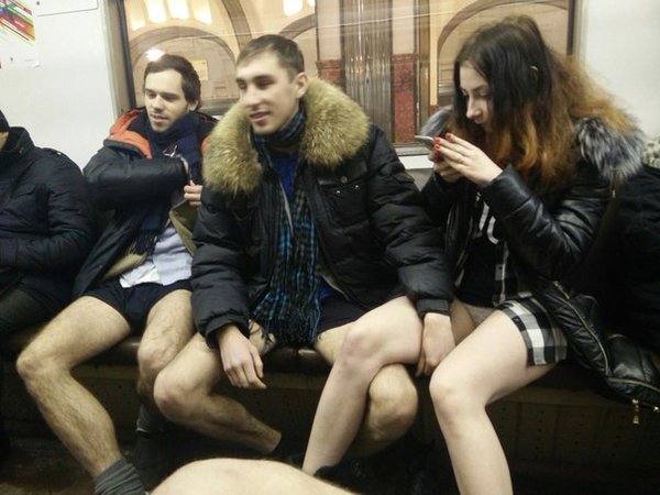 Во время флешмоба «В метро без штанов» парочка в московской подземке занялась сексом