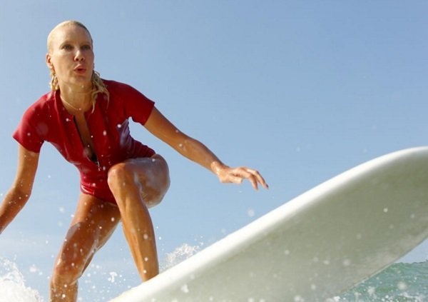 Лена Летучая осваивает серфинг с полуобнаженной грудью