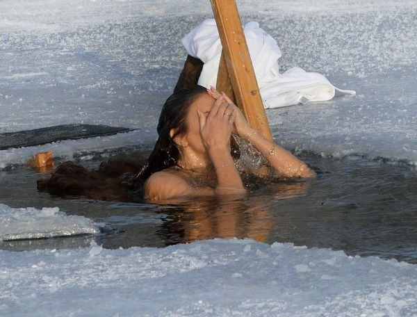 Модель и певица Елена Галицына не испугалась окунуться в прорубь на Крещение