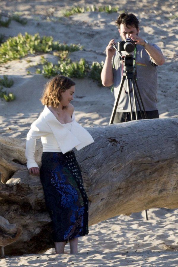 Папарацци подловили Эмили Кларк во время пляжной фотосессии