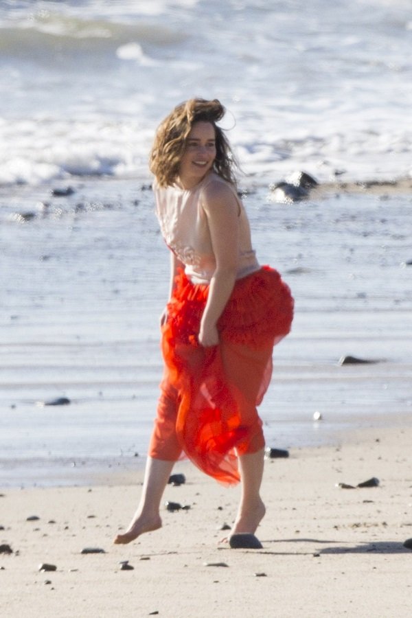 Папарацци подловили Эмили Кларк во время пляжной фотосессии
