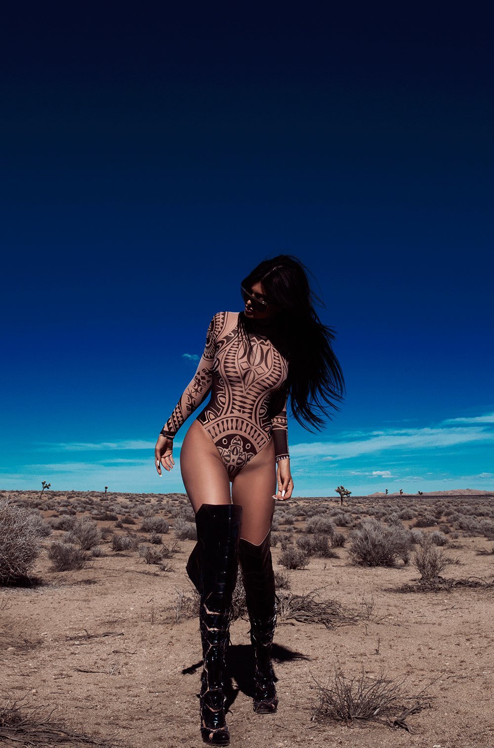 Кайли Дженнер выпустила пикантную фотосессию в пустыне