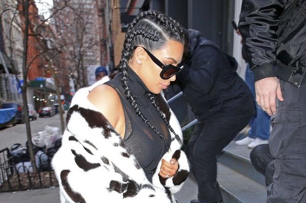 Ким Кардашян прошлась по улицам Нью Йорка в прозрачном белье и леггинсах