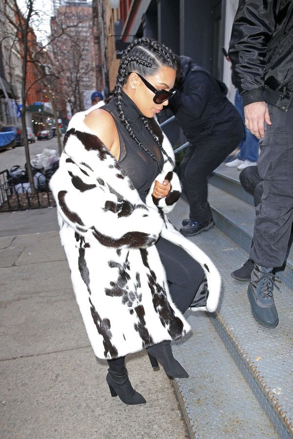 Ким Кардашян прошлась по улицам Нью Йорка в прозрачном белье и леггинсах