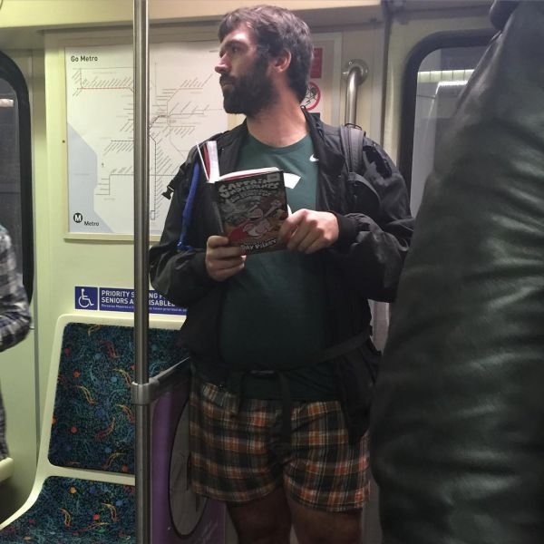 Флеш-моб "В метро без штанов" имел плохие последствия для россиян