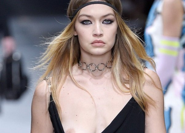 Джиджи Хадид сверкнула грудью в Милане на показе Versace