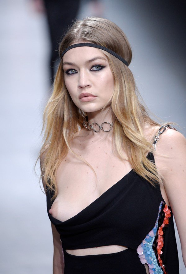 Джиджи Хадид сверкнула грудью в Милане на показе Versace