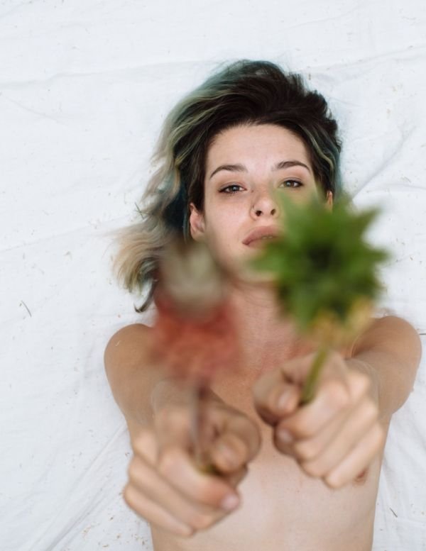 Лютики - цветочки у меня в пупочке: травяная фотосессия Карли Фолкс