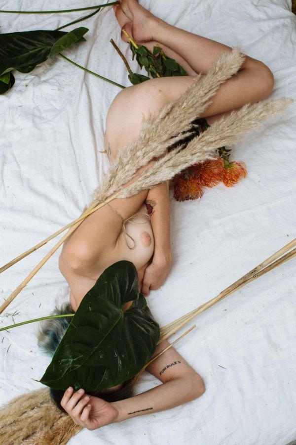 Лютики - цветочки у меня в пупочке: травяная фотосессия Карли Фолкс