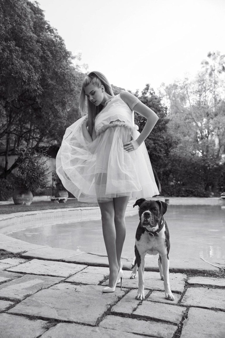 Кейт Аптон представила одинокую жизнь звезды в V Magazine