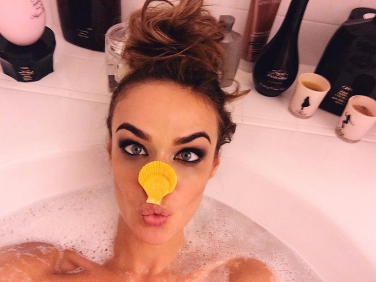 Алена Водонаева поделилась пикантным снимком в ванной