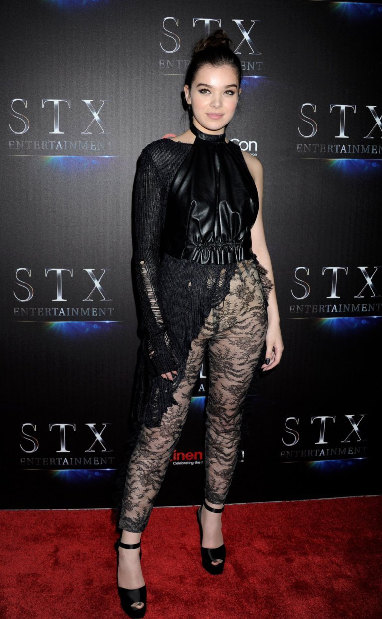 Хейли Стейнфелд появилась в необычно наряде на CinemaCon в Лас-Вегасе
