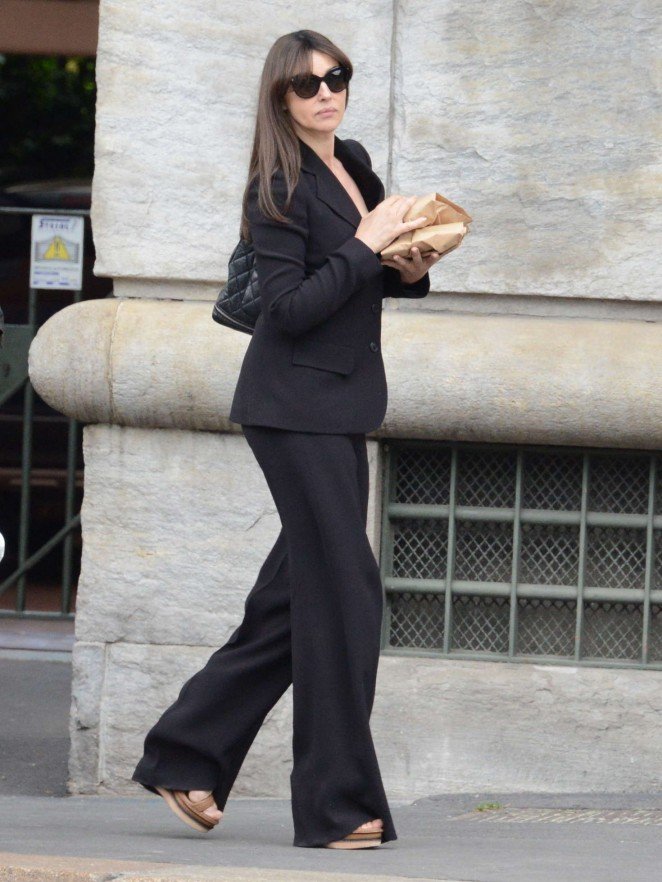 Моника Беллуччи элегантно прогулялась по улицам Милана