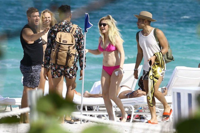 Элли Голдинг отдыхает на пляже в Майами