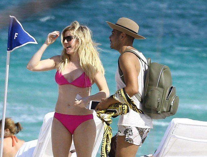 Элли Голдинг отдыхает на пляже в Майами
