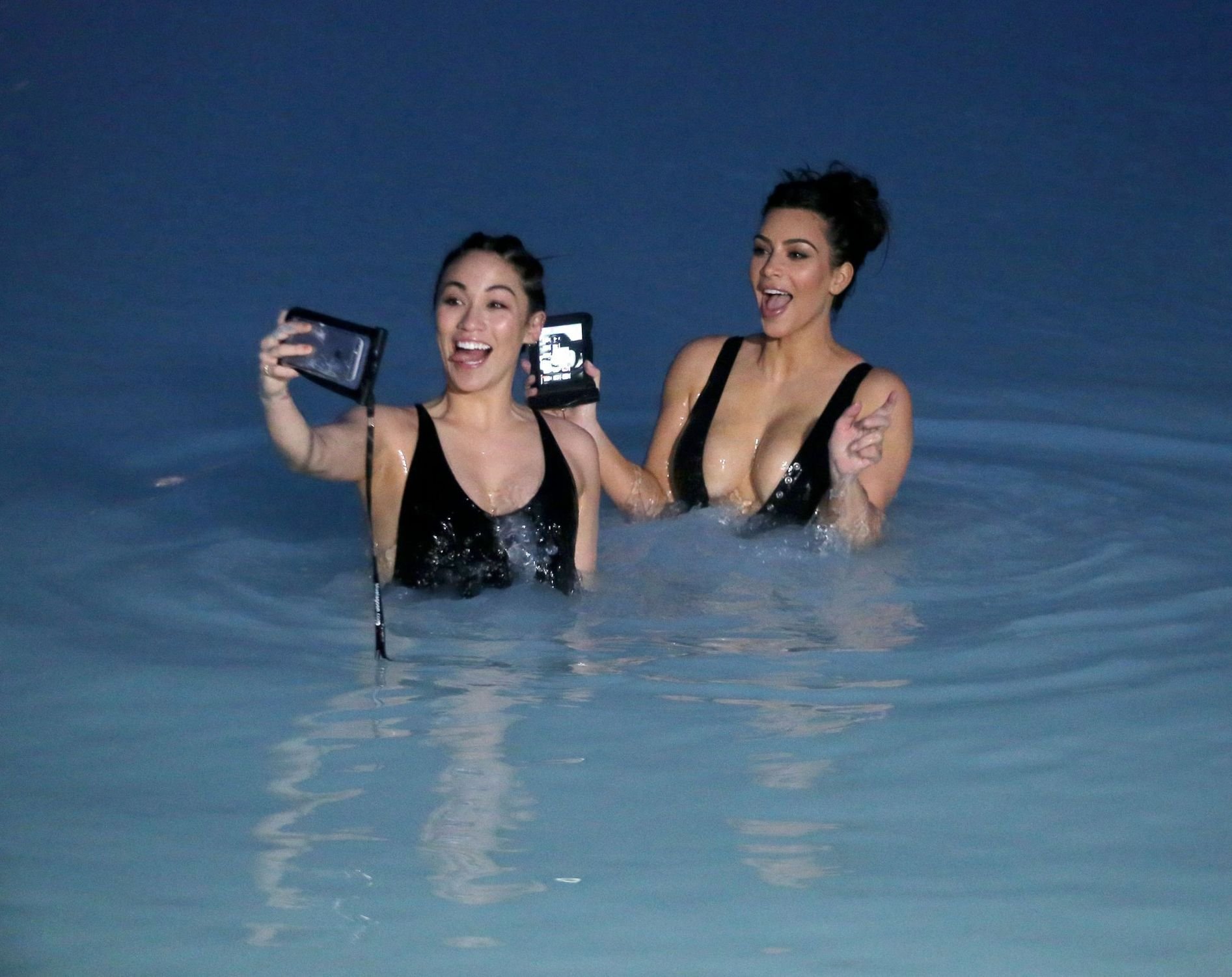 Ким Кардашьян делает селфи в бассейне в Исландии