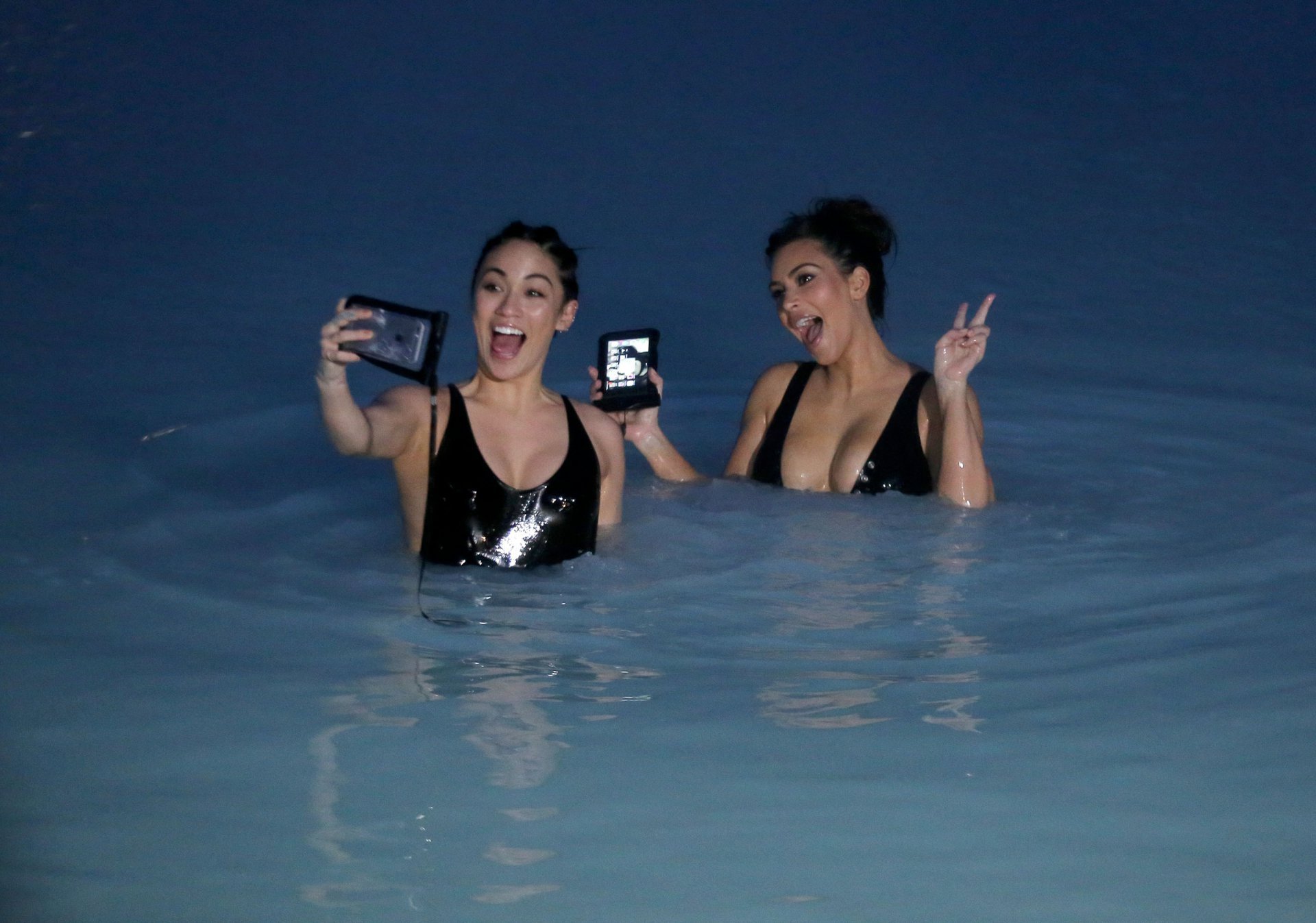 Ким Кардашьян делает селфи в бассейне в Исландии